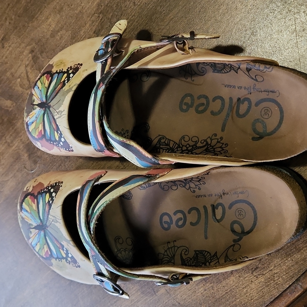 Calceo Butterfly pattern shoes